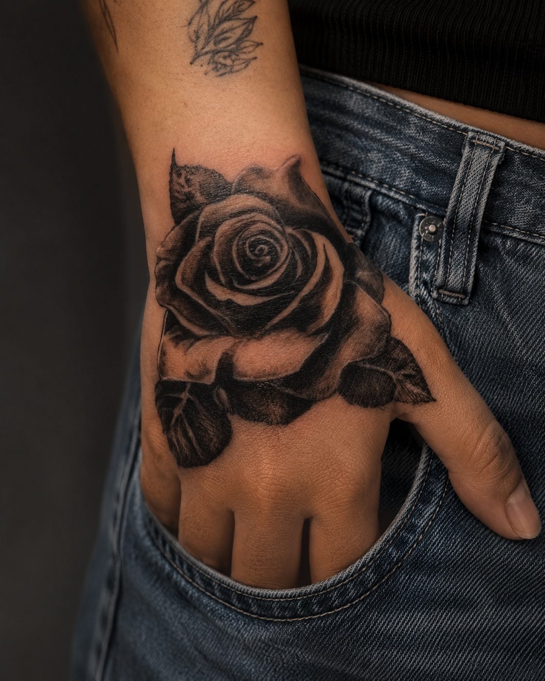 Tatuaje blackwork botánico — pieza 02