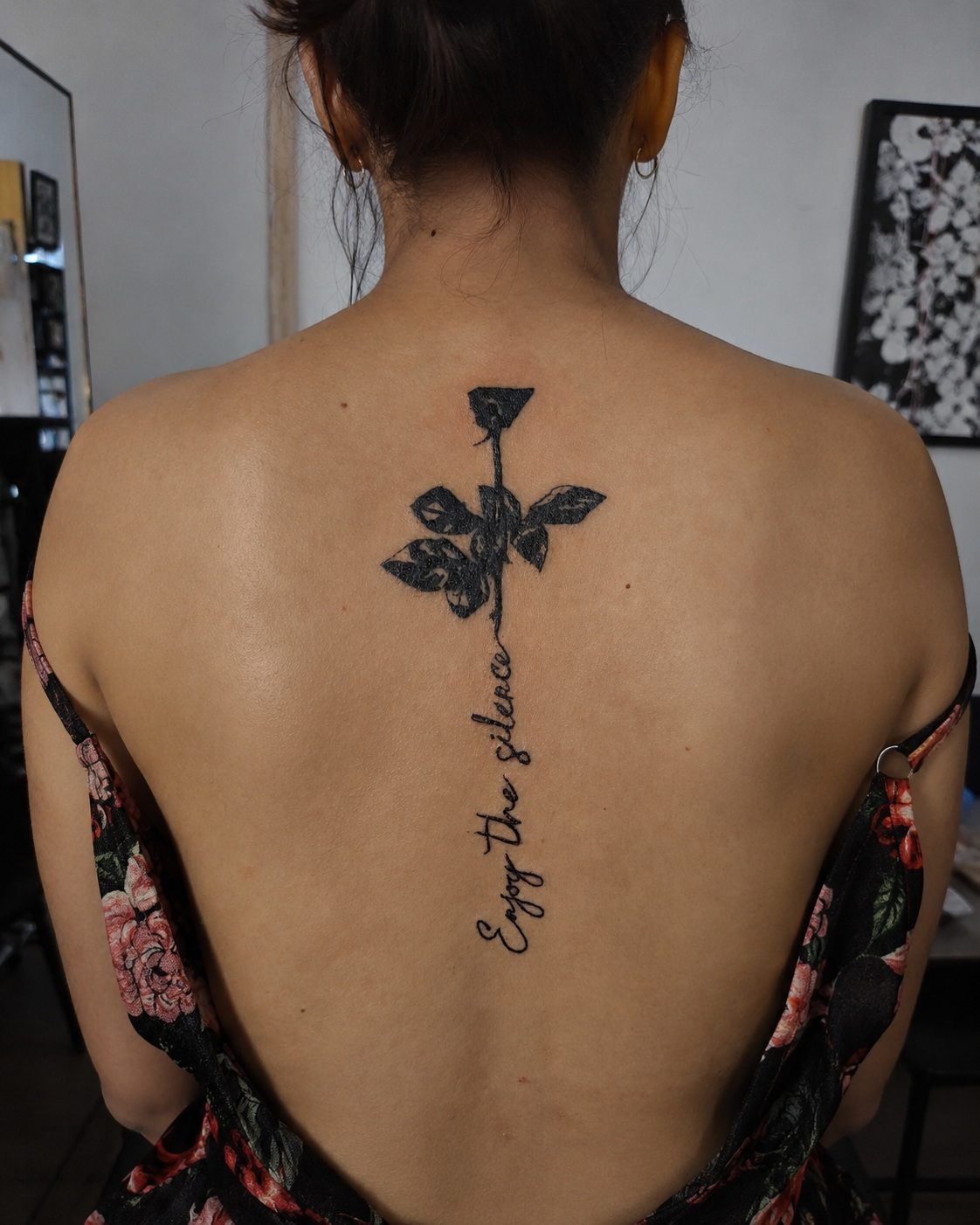 Tatuaje blackwork botánico — pieza 10