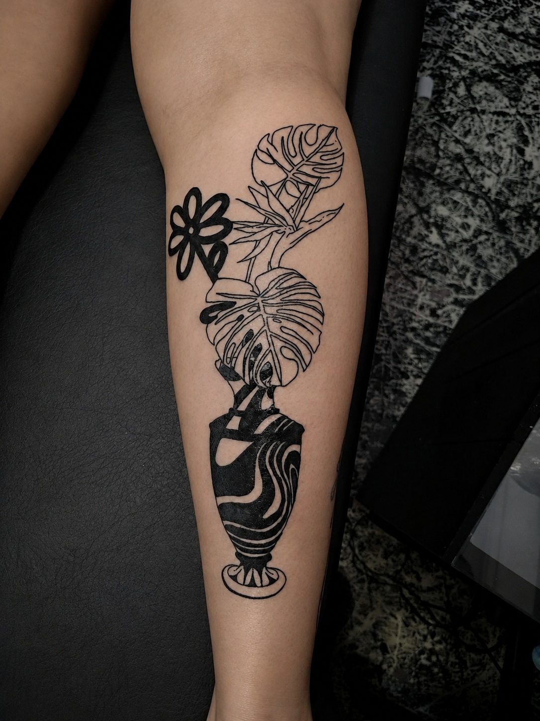 Tatuaje blackwork botánico — pieza 26