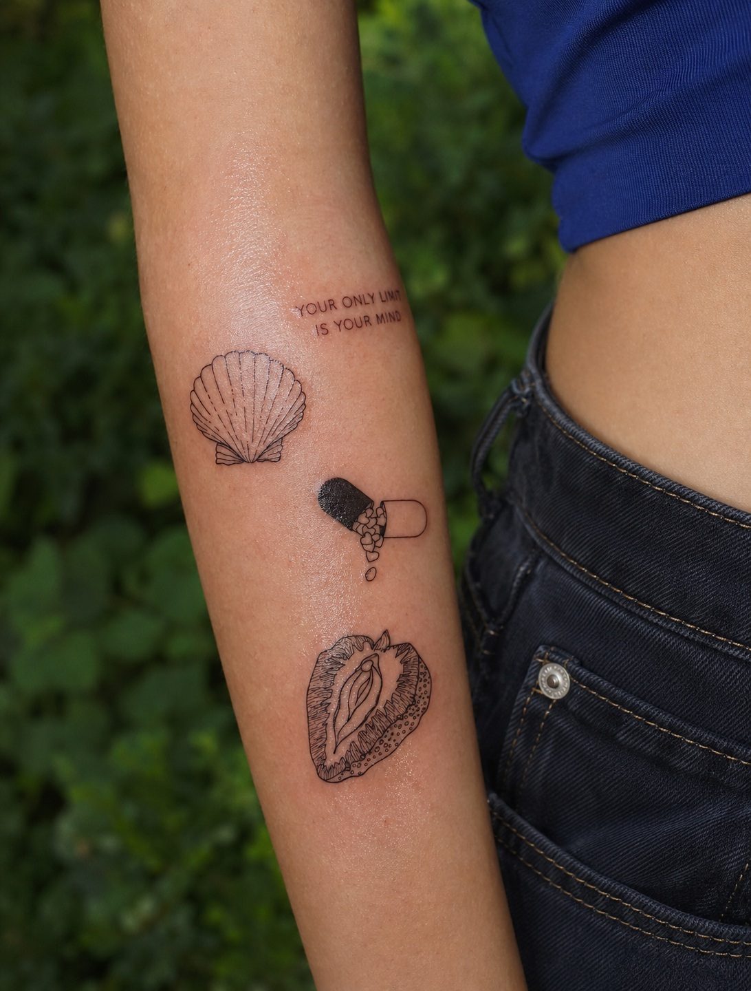 Tatuaje blackwork botánico — pieza 33